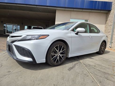 Used 2023 Toyota Camry SE image 2