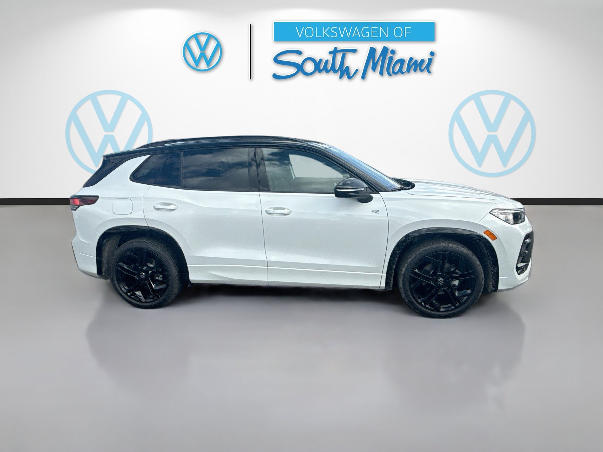 New 2026 Volkswagen Tiguan SE R-Line FWD image 8