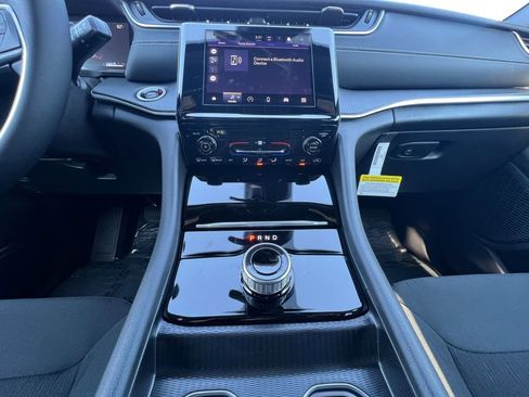 New 2025 Jeep Grand Cherokee Laredo image 3