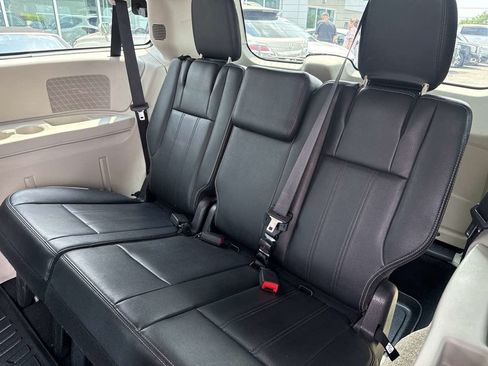 Used 2014 Chrysler Town & Country Touring FWD image 11