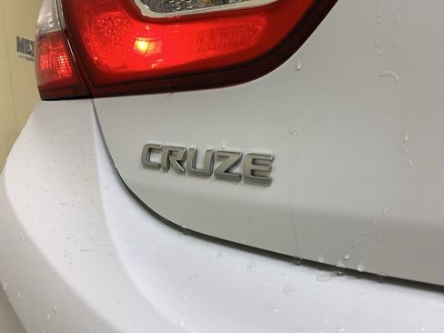 Used 2018 Chevrolet Cruze LT image 17