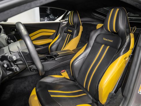 Used 2019 Aston Martin V8 Vantage Coupe image 12