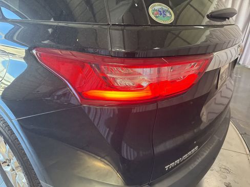 Used 2021 Chevrolet Traverse LT image 13