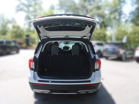 Used 2025 Ford Explorer Active w/ Active Comfort Package RWD image 9
