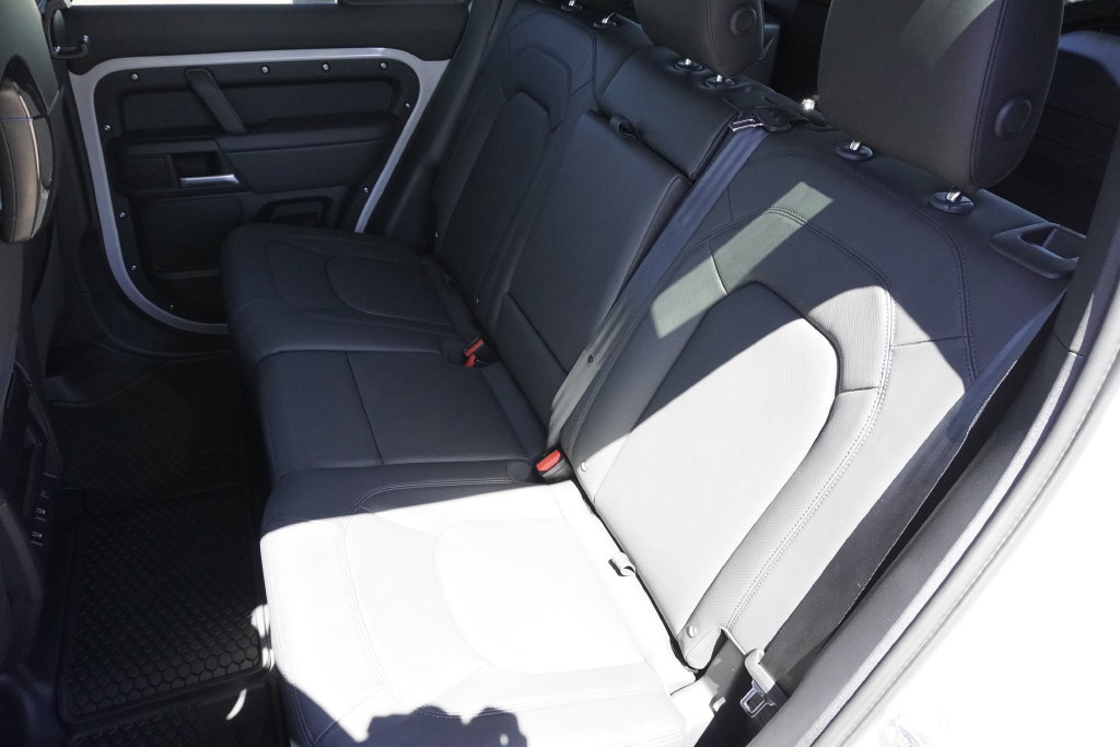 New 2026 Land Rover Defender 110 X-Dynamic SE AWD/4WD image 30