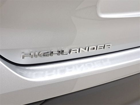 Used 2023 Toyota Highlander LE image 9