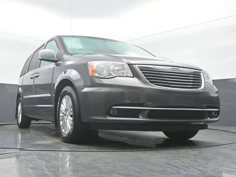 Used 2015 Chrysler Town & Country Limited image 53