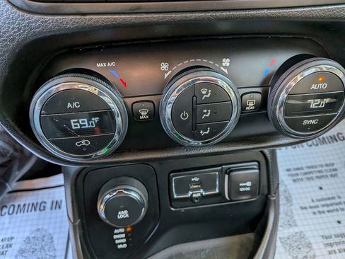 Used 2016 Jeep Renegade Latitude AWD/4WD image 56