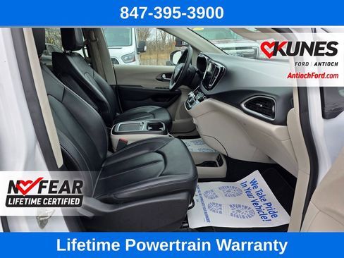 Used 2024 Chrysler Pacifica Touring-L FWD image 33