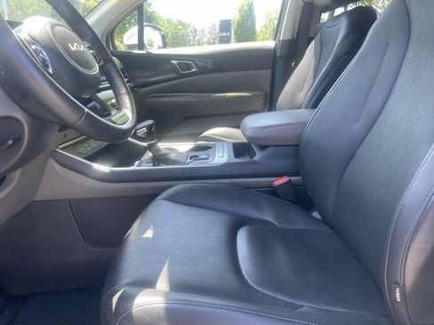 Used 2025 Kia Carnival FWD image 26