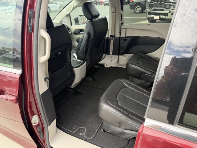Used 2023 Chrysler Pacifica Touring-L FWD image 13