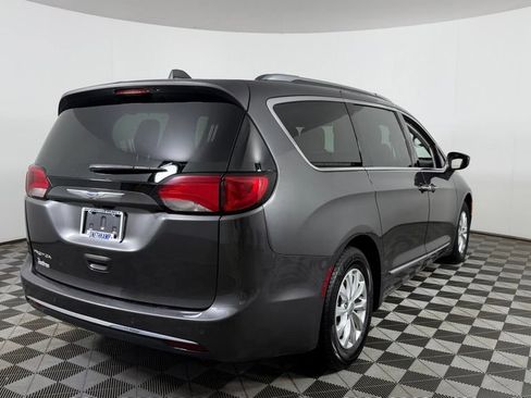 Used 2018 Chrysler Pacifica Touring-L w/ Premium Audio Group FWD image 8