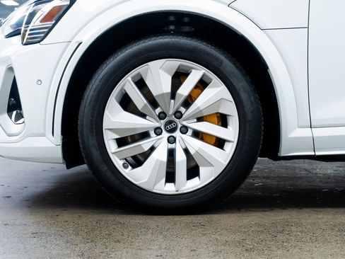 Used 2023 Audi e-tron S Premium Plus image 7