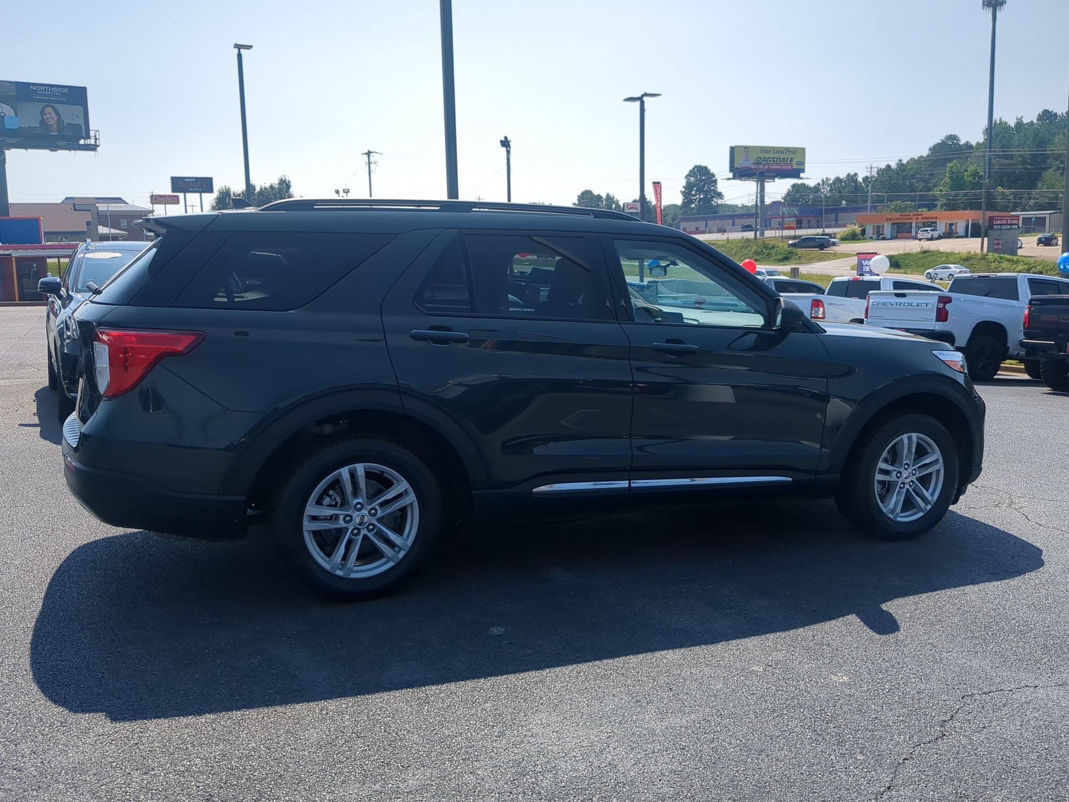 Used 2024 Ford Explorer XLT w/ Equipment Group 202A RWD image 4