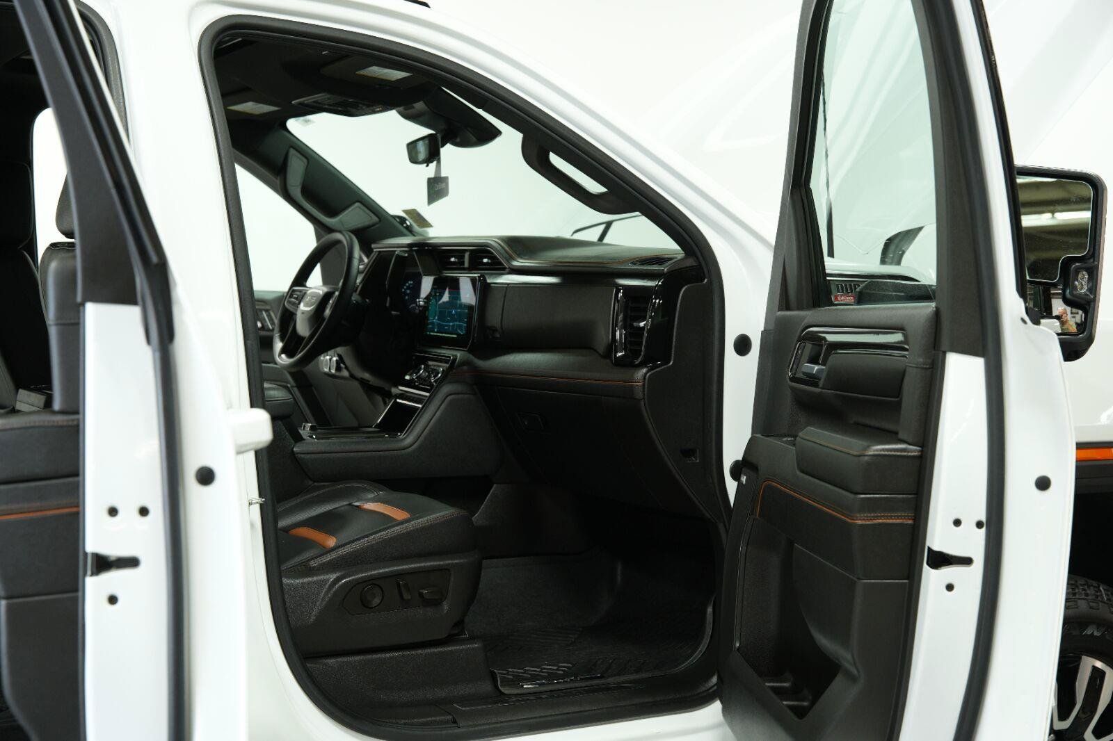 Used 2024 GMC Sierra 2500 AT4 w/ AT4 Premium Plus Package AWD/4WD image 13