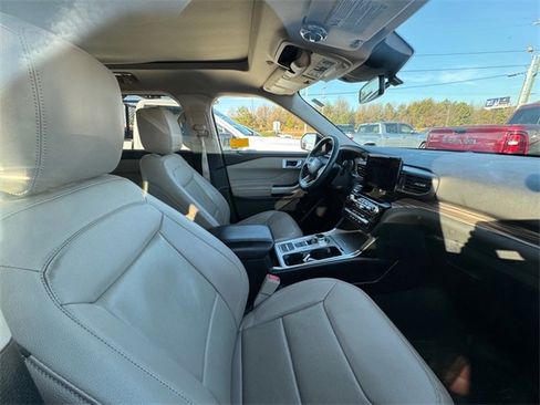 Used 2022 Ford Explorer Limited w/ Equipment Group 301A image 3