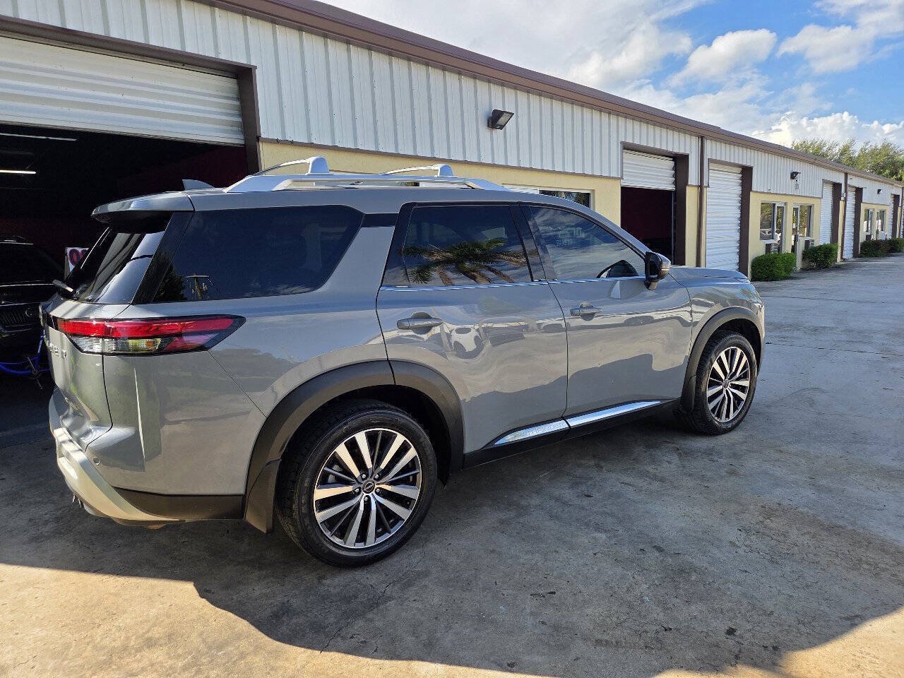 Used 2022 Nissan Pathfinder Platinum w/ Cargo Package FWD image 7