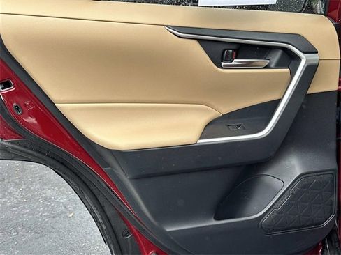 Used 2022 Toyota RAV4 XLE Premium image 11