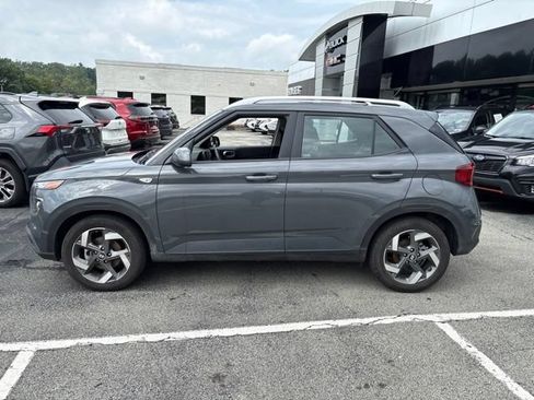 Used 2025 Hyundai Venue SEL FWD image 2