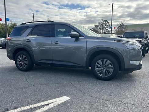 Used 2025 Nissan Pathfinder SV image 4