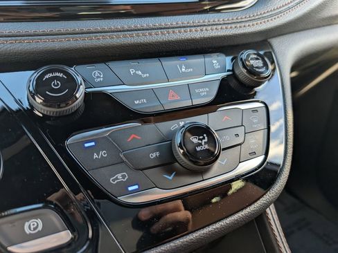 New 2026 Chrysler Pacifica Pinnacle w/ Trailer Tow Group FWD image 34