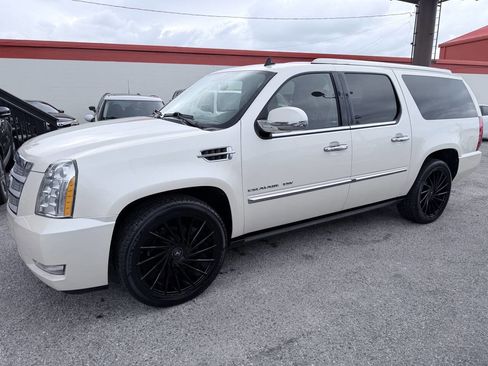 Used 2013 Cadillac Escalade ESV Platinum RWD image 2