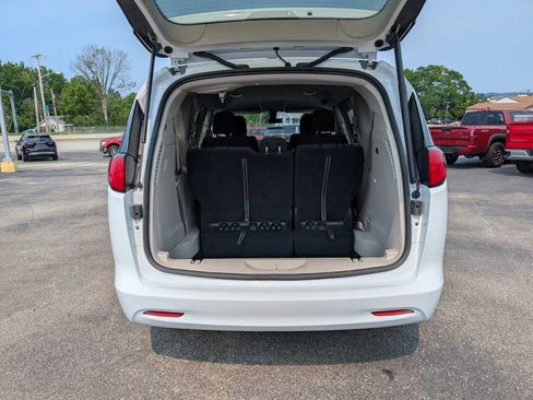 Used 2022 Chrysler Voyager LX FWD image 37