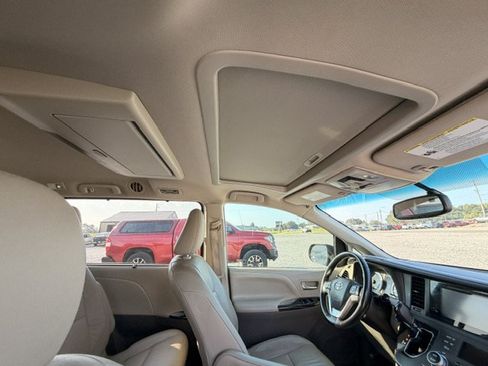 Used 2016 Toyota Sienna XLE Premium FWD image 8