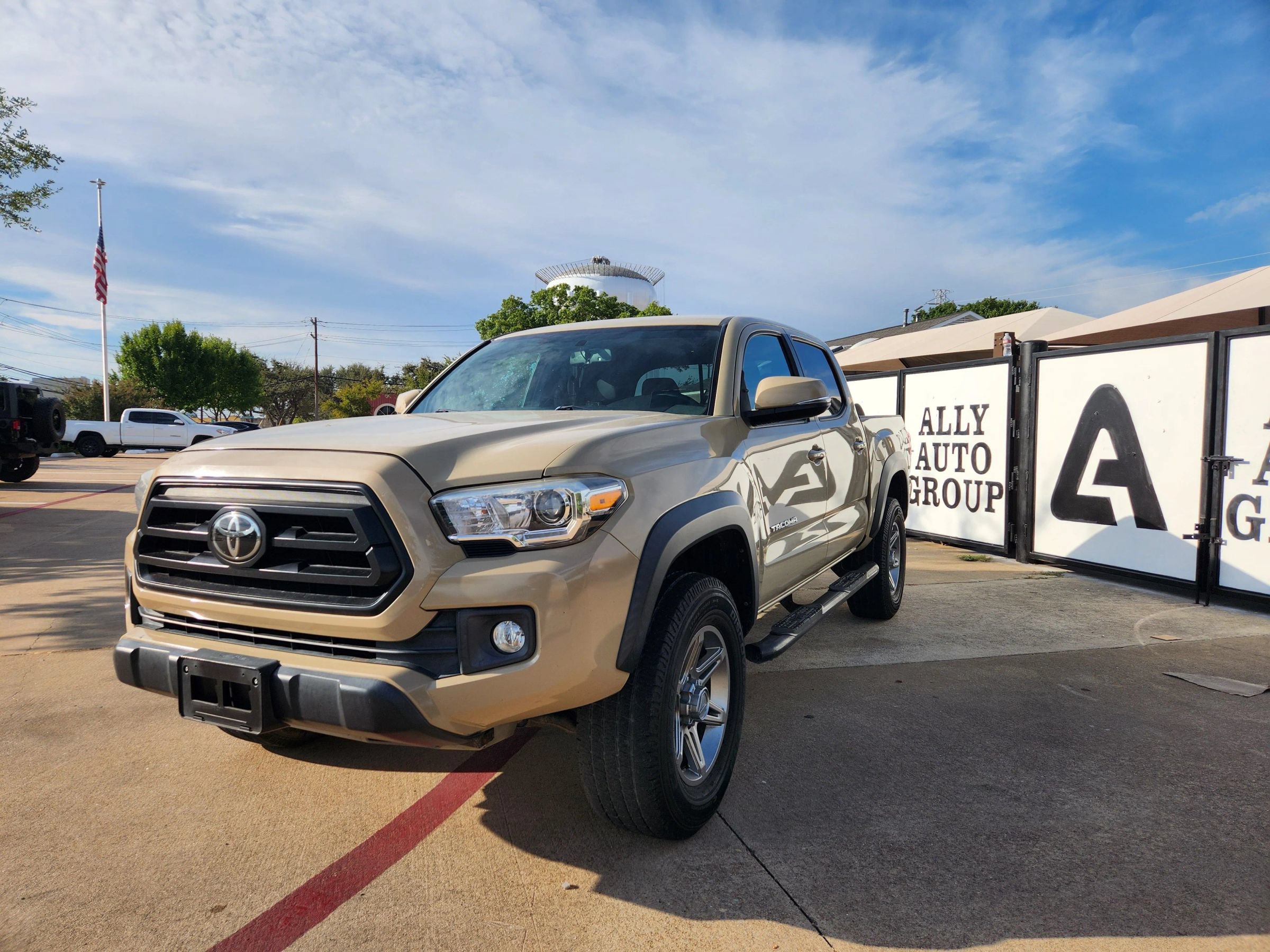 Used 2017 Toyota Tacoma 2WD Double Cab image 1