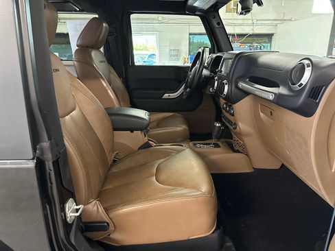 Used 2015 Jeep Wrangler Rubicon w/ Power Convenience Group AWD/4WD image 27