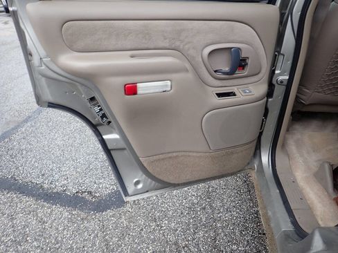 Used 1999 Chevrolet Tahoe Z71 w/ Preferred Equipment Group image 17