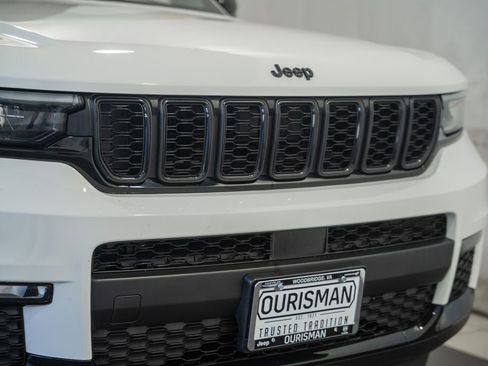 Used 2022 Jeep Grand Cherokee L Limited w/ Black Appearance Package AWD/4WD image 15