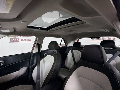 Used 2025 Hyundai Venue SEL image 10