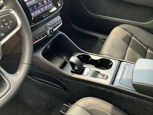 New 2026 Volvo XC40 B4 Core w/ Climate Package image 20