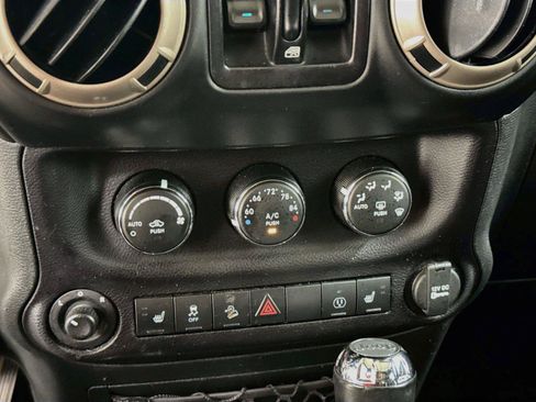 Used 2016 Jeep Wrangler Unlimited Sahara AWD/4WD image 14