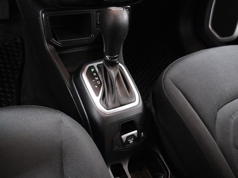 Used 2019 Jeep Renegade Latitude w/ Cold Weather Group FWD image 21