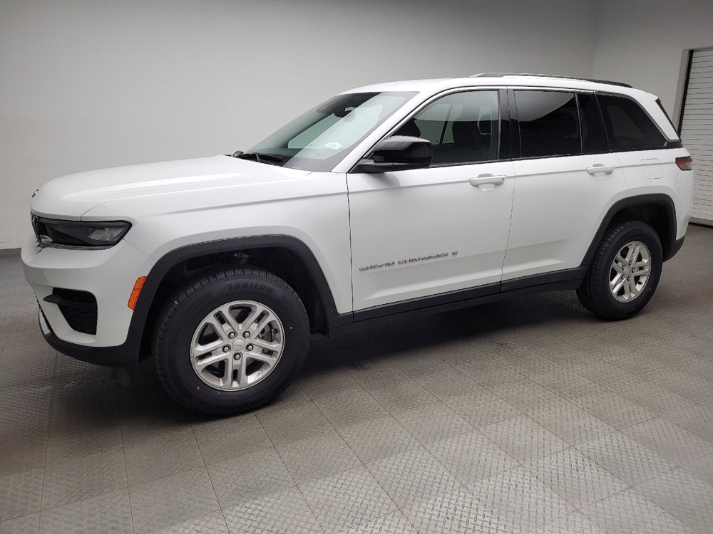 Used 2023 Jeep Grand Cherokee Laredo AWD/4WD image 2