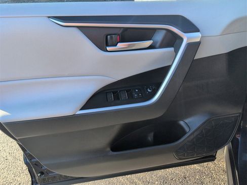 Used 2022 Toyota RAV4 XLE w/ Convenience Package image 11