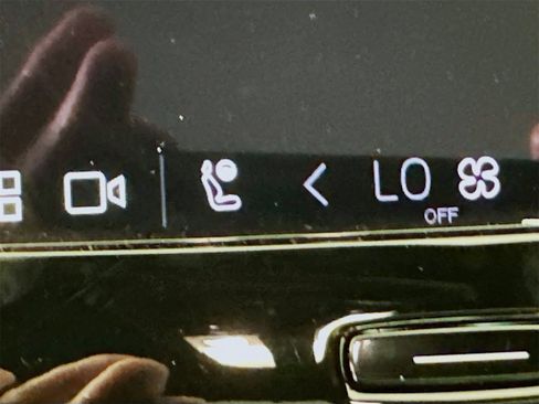 Used 2024 Volvo XC90 T8 Ultimate w/ Lounge Package image 21