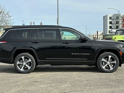 New 2026 Jeep Grand Cherokee L Limited AWD/4WD image 2