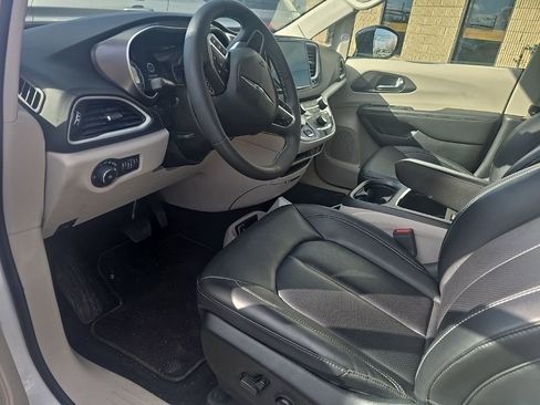 Used 2024 Chrysler Pacifica Touring-L image 5