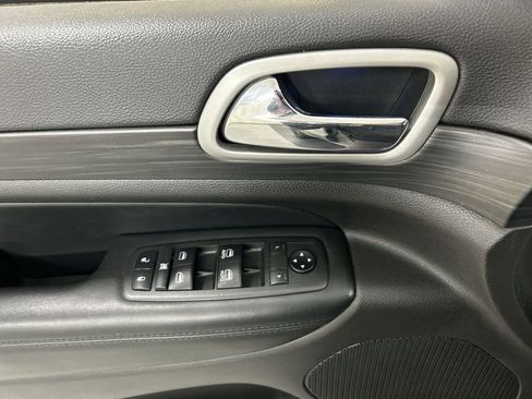 Used 2021 Jeep Grand Cherokee Laredo X image 11