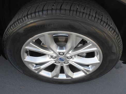 Used 2020 Ford Explorer XLT w/ Equipment Group 202A image 11