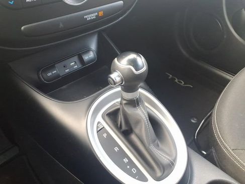 Used 2017 Kia Soul + image 19