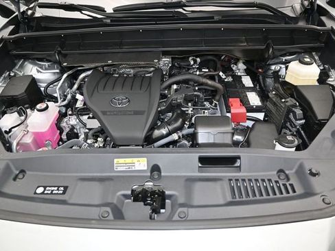 Used 2025 Toyota Highlander XLE image 19