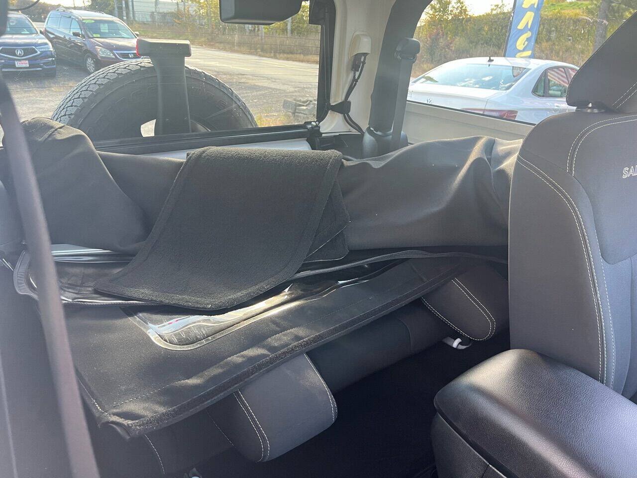 Used 2018 Jeep Wrangler Sahara w/ Connectivity Group AWD/4WD image 11