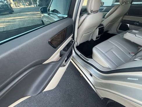 Used 2017 Lincoln Continental Premiere image 19