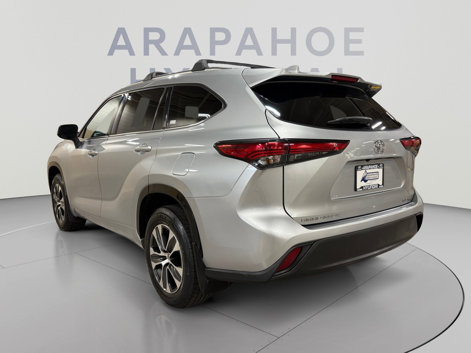 Used 2021 Toyota Highlander XLE AWD/4WD image 3