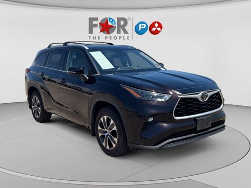 Used 2022 Toyota Highlander XLE AWD/4WD image 7