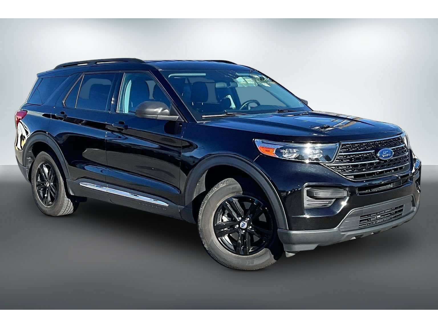 Used 2021 Ford Explorer XLT w/ Class III Trailer Tow Package AWD/4WD image 3